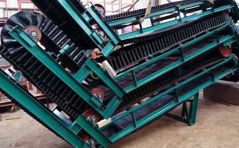 大倾角挡边输送机